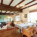 Prázdninový dům Spacious Mansion In With Garden Swolgen