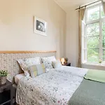 Spacious Mansion In With Garden *