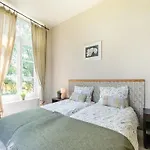 Spacious Mansion In With Garden *