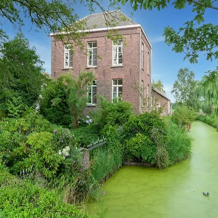 Holiday home Spacious Mansion In With Garden