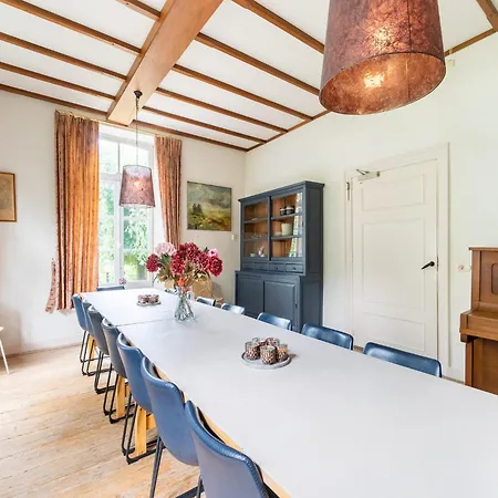 Spacious Mansion In With Garden