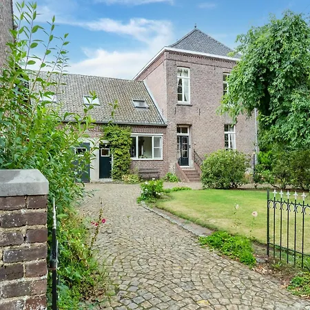 Holiday home Spacious Mansion In With Garden