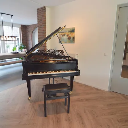 Holiday home Spacious Mansion In With Garden