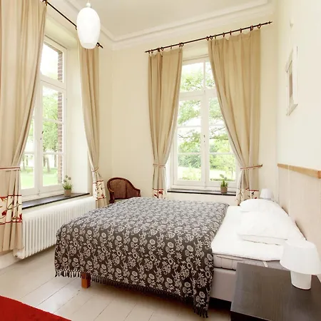 Spacious Mansion In With Garden Holiday home *