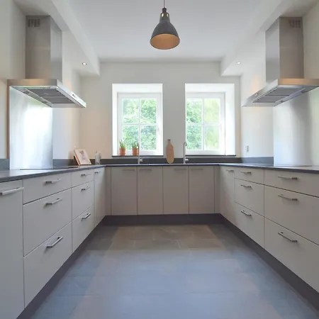 Holiday home Spacious Mansion In With Garden