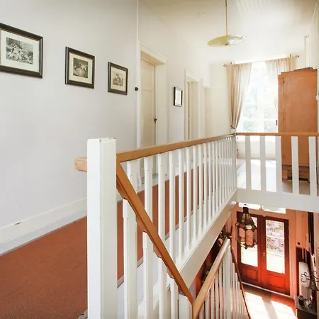 Spacious Mansion In With Garden *