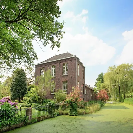 Spacious Mansion In With Garden *