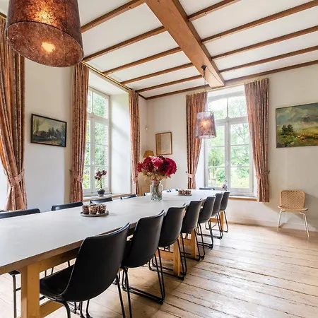 Spacious Mansion In With Garden