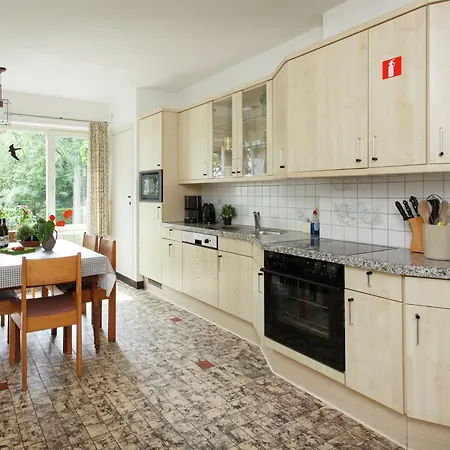 Spacious Mansion In With Garden *