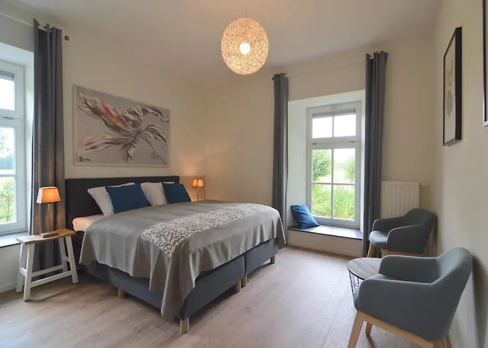 Spacious Mansion In With Garden בית נופש Swolgen