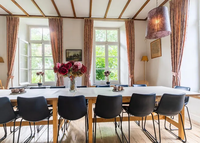 Holiday home Spacious Mansion In With Garden