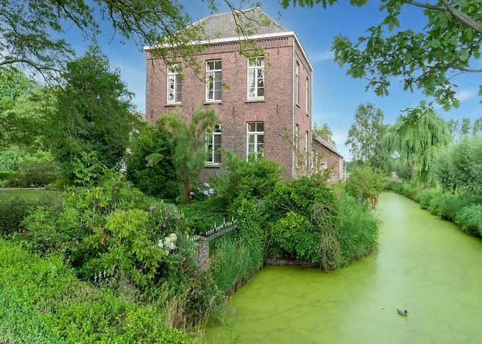 Holiday home Spacious Mansion In With Garden