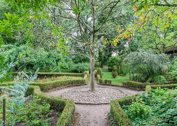 Spacious Mansion In With Garden Swolgen