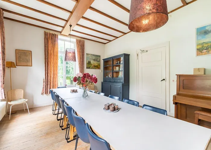 Spacious Mansion In With Garden