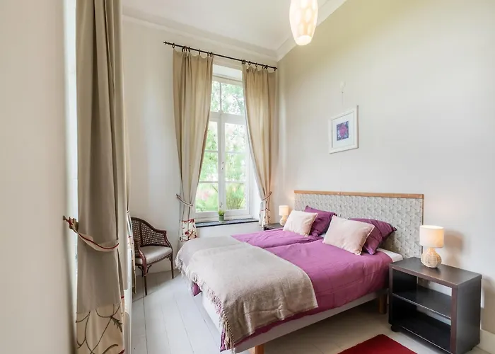 Spacious Mansion In With Garden בית נופש *