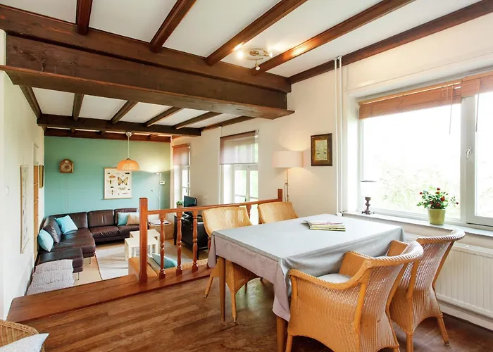 בית נופש Spacious Mansion In With Garden Swolgen