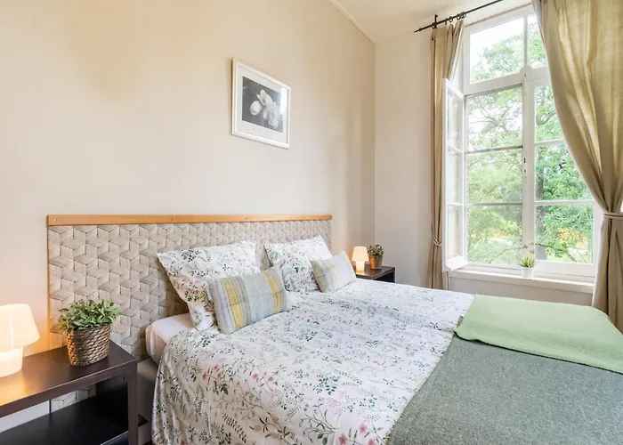 Spacious Mansion In With Garden *