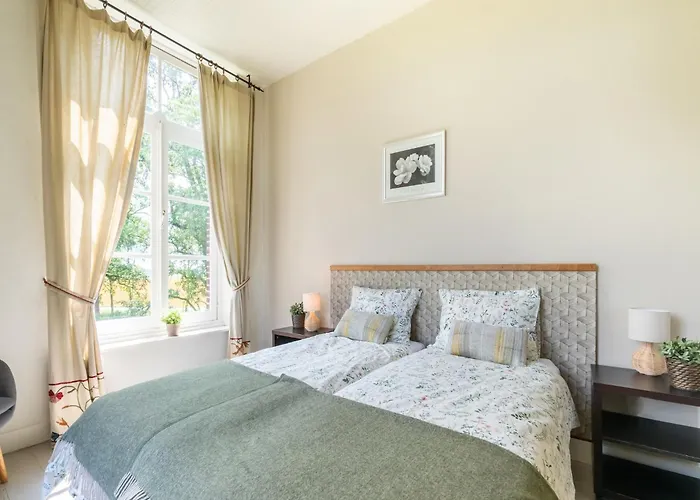 Spacious Mansion In With Garden *