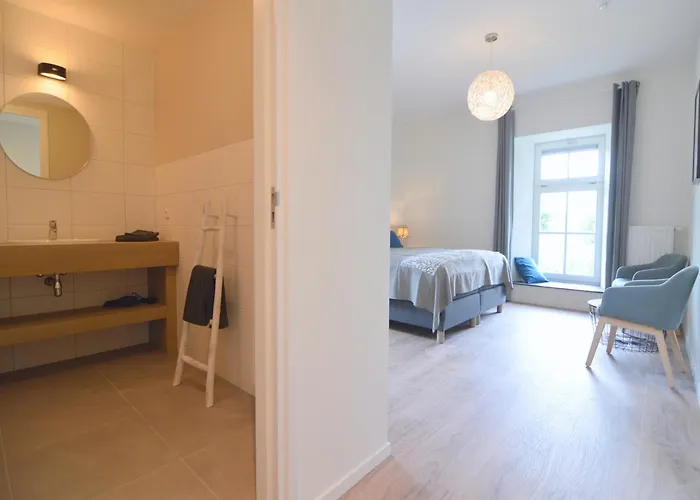 Spacious Mansion In With Garden בית נופש