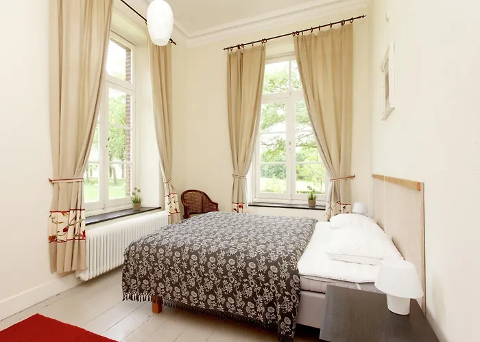 Spacious Mansion In With Garden בית נופש *