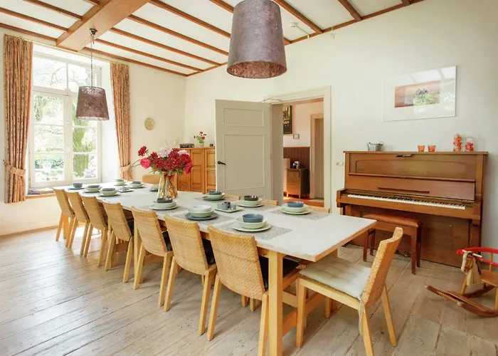 בית נופש Spacious Mansion In With Garden Swolgen