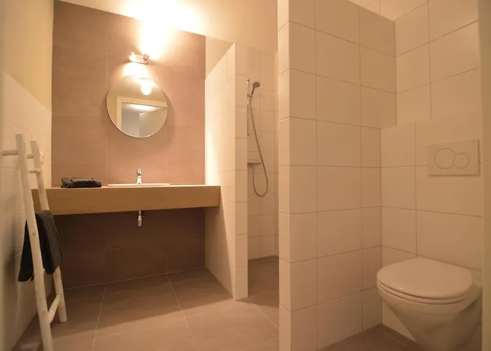 Spacious Mansion In With Garden *