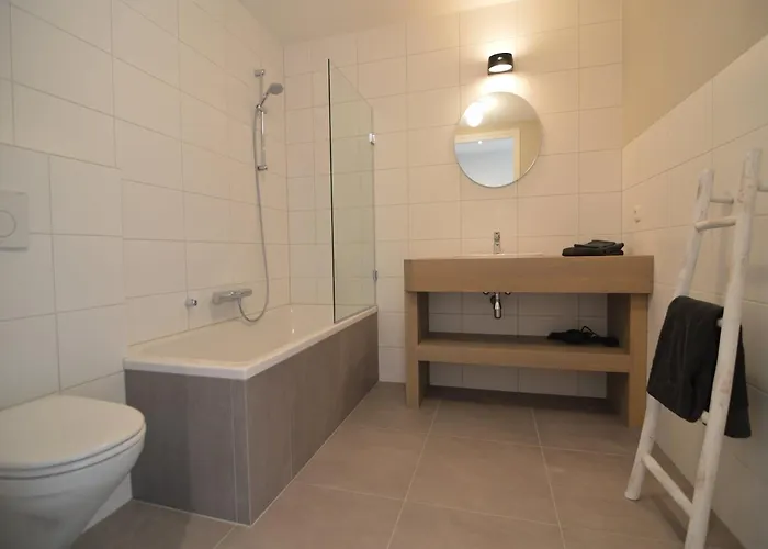 בית נופש Spacious Mansion In With Garden Swolgen