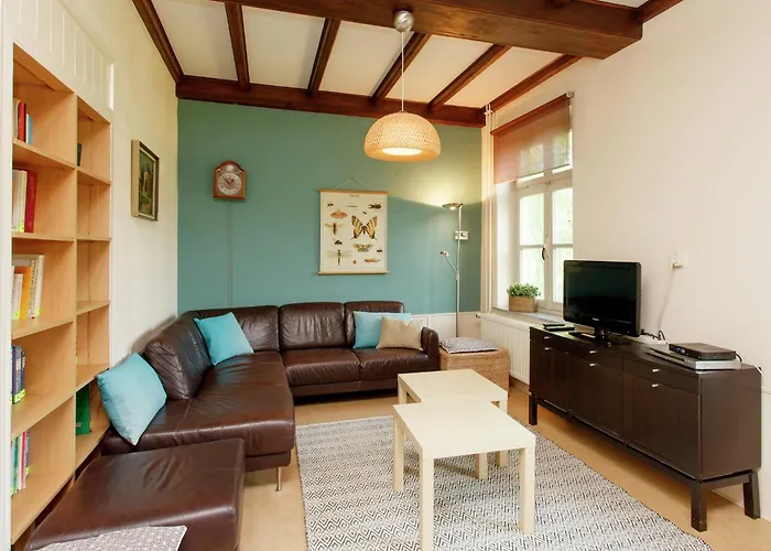 Spacious Mansion In With Garden