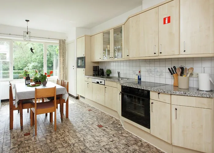 Spacious Mansion In With Garden בית נופש *