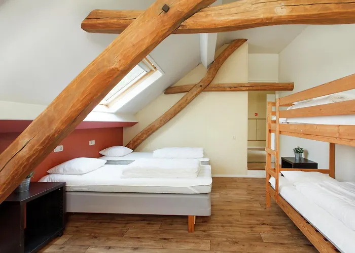 Spacious Mansion In With Garden בית נופש Swolgen