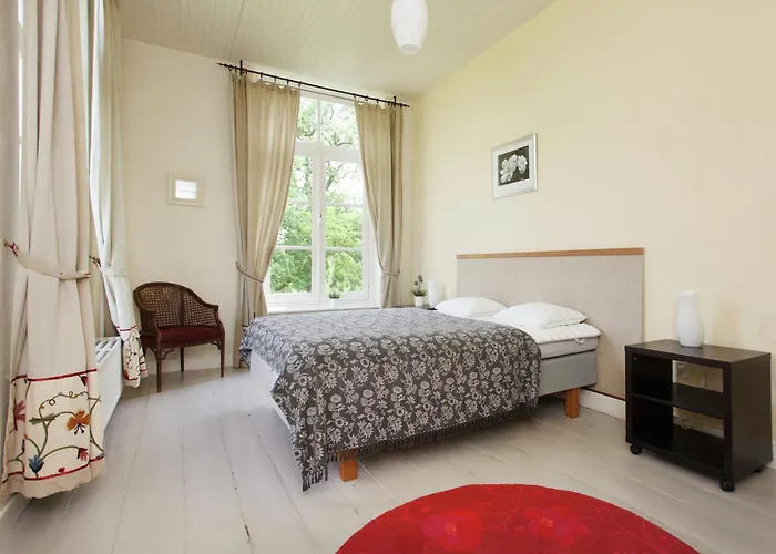 בית נופש Spacious Mansion In With Garden Swolgen