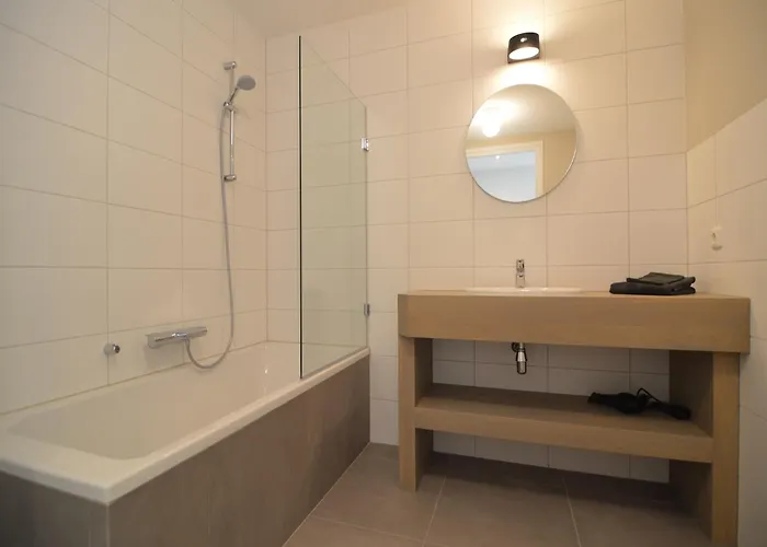 Spacious Mansion In With Garden בית נופש Swolgen