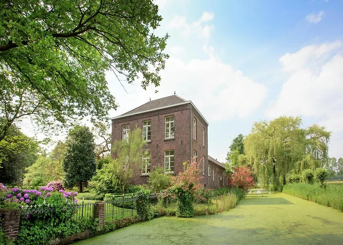 Spacious Mansion In With Garden *